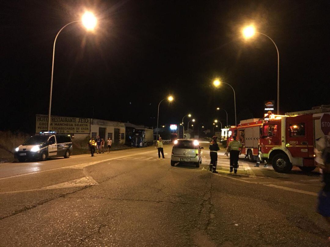 Los agentes de la Guardia Civil investigan las causas del atropello.