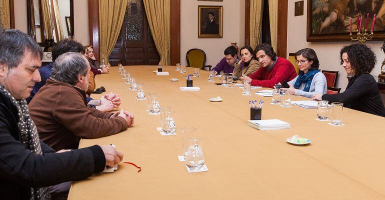 El concejal Alberto lema se reúne con los placeros de Santa Lucía