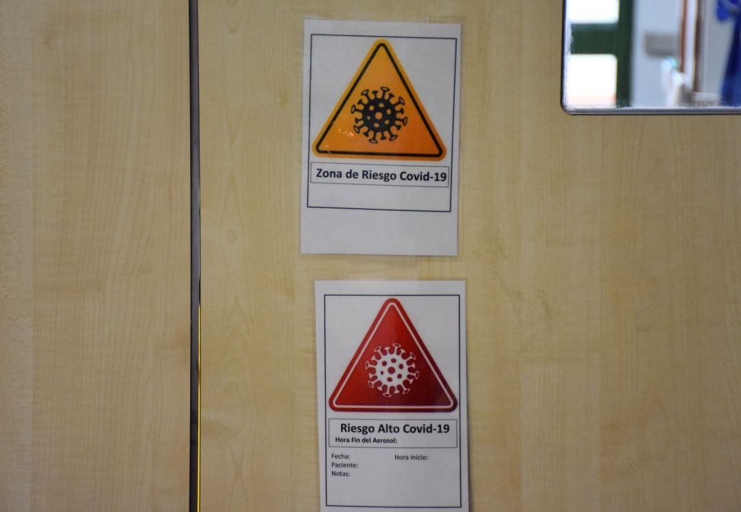 Acceso a la ·"planta COVID" del hospital Molina Orosa.