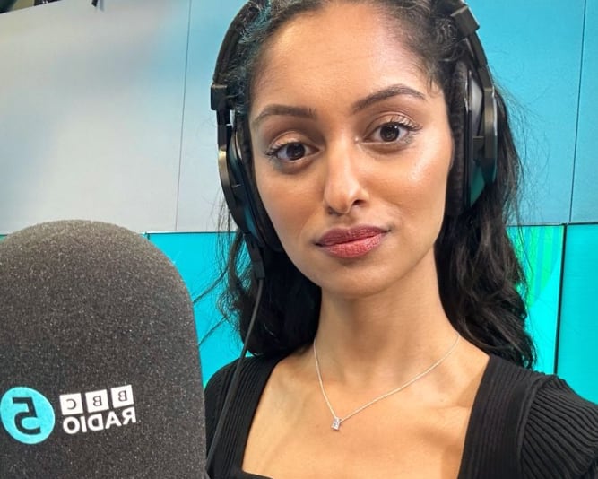 La periodista Karishma Patel cuando daba las noticias en la radio de la BBC5