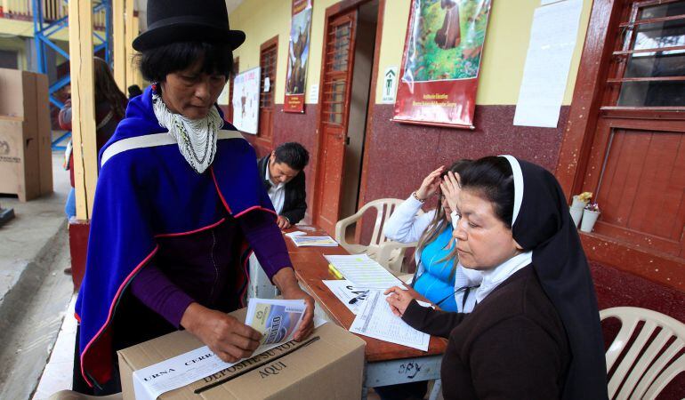 Una indígena guambiano vota en el referendum de este domingo en Silvia