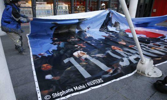 Pancarta en homenage a los manifestantes del 11 de enero y a las víctimas de los atentados en París