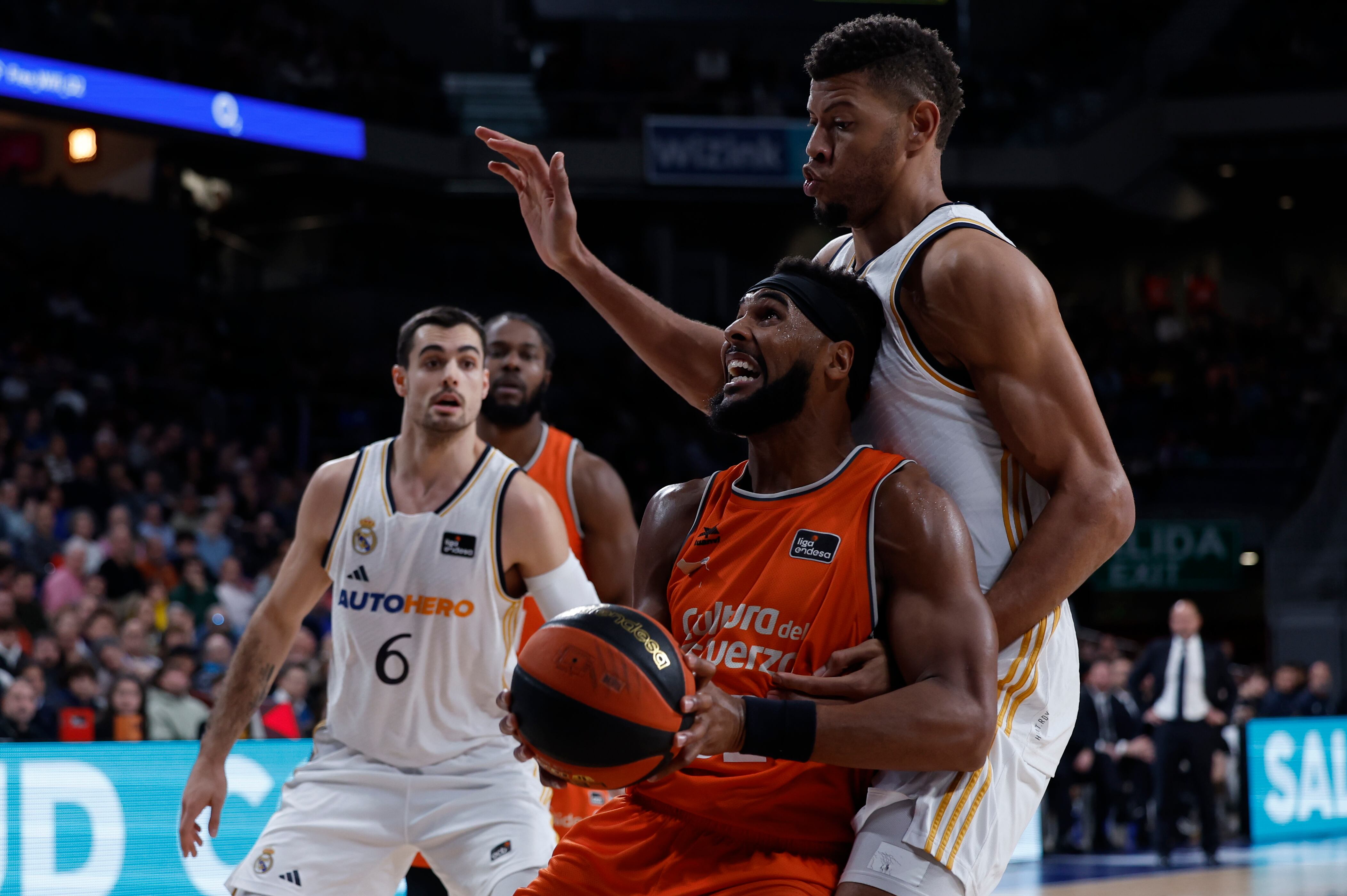 MADRID 31/12/2023.- Brandon Davies (c) alero ugandés del Valencia Basket mantiene una posesión ante Walter Tavares (d) pívot caboverdiano del Real Madrid durante el partido correspondiente a la jornada 16 de la Liga Endesa que ambos clubes disputan este domingo en el WiZink Center, Madrid. EFE/ Daniel Gonzalez
