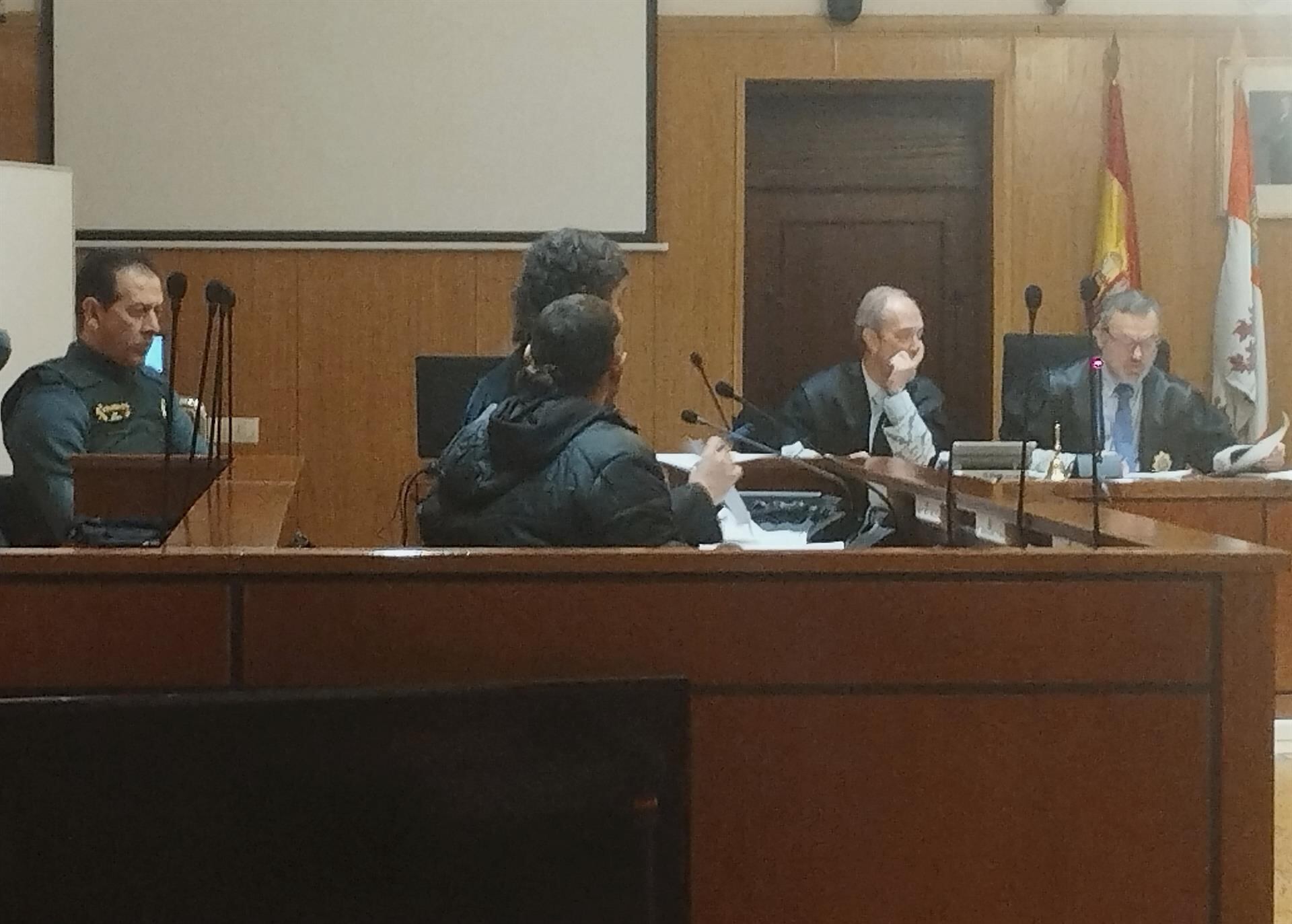 El acusado de tráfico de drogas y su abogado, durante el juicio celebrado esta mañana en la Audiencia de Valladolid. - EUROPA PRESS