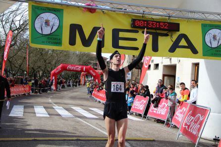 El ganador de la prueba de 10km, Marcos Rojo a su llegada a meta