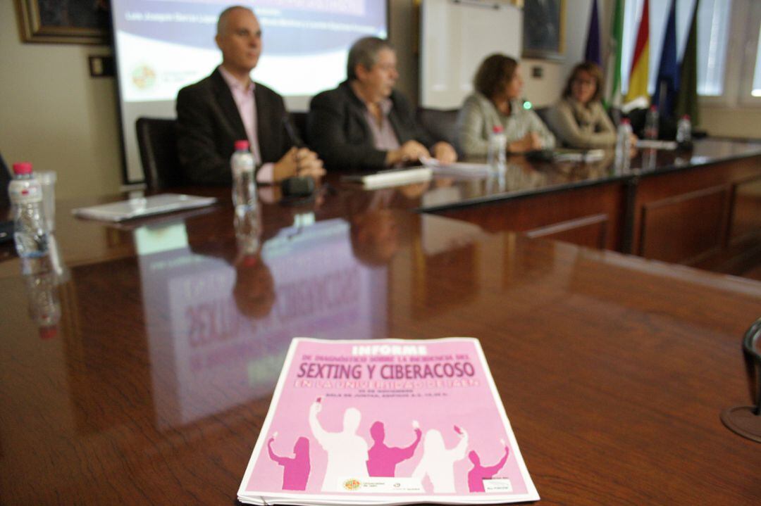 Presentación de los datos del informe &#039;Sexting y Ciberacoso&#039; de la Universidad de Jaén.