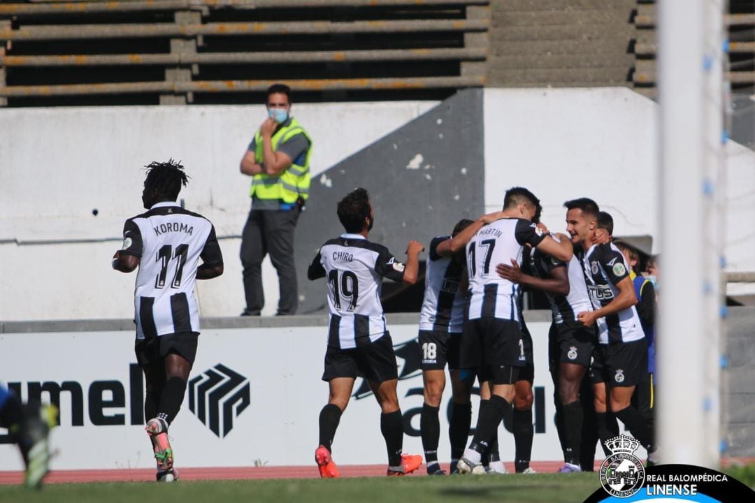 La plantilla celebra un gol.