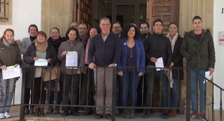 El alcalde de Quesada, Manuel Vallejo y la Delegada de Empleo, Mari Paz del Moral junto al grupo de emprendedores perceptores delas ayudas