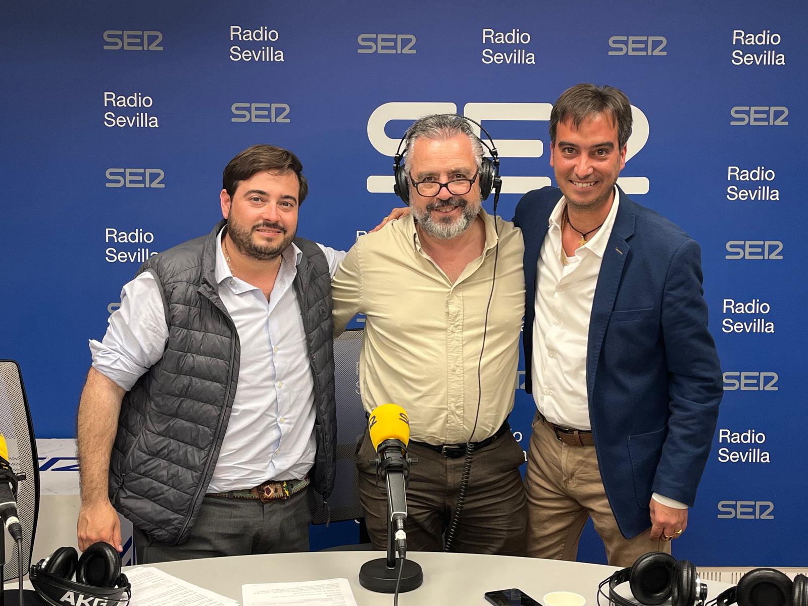 De izquierda a derecha, José Manuel Peña, Paco García y Pablo Rodríguez, capataz del Señor de los Afligidos de la Agrupación de las Maravillas