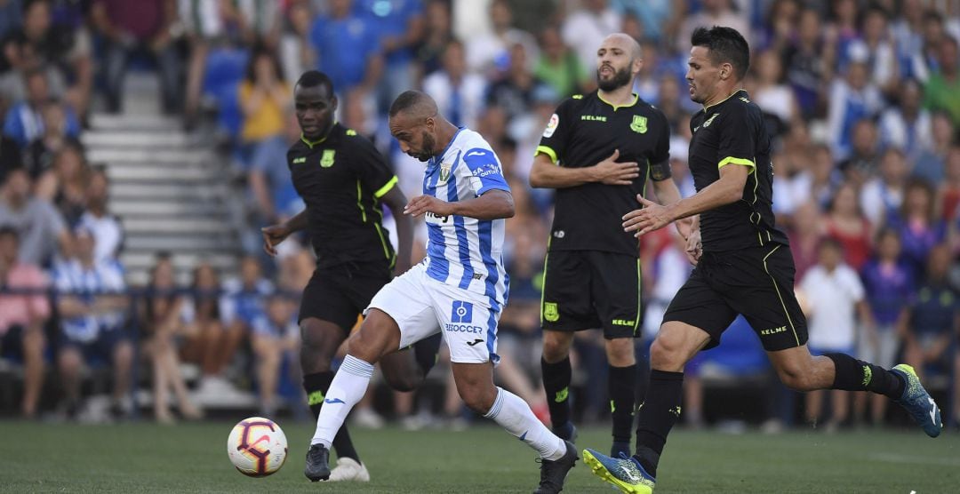 El Zhar (C.D. Leganés) conduce el balón ante varios jugadores de la A.D. Alcorcón en un amistoso veraniego entre ambos equipos en la I.D. Butarque en el que fue debut de Pellegrino en el banquillo.