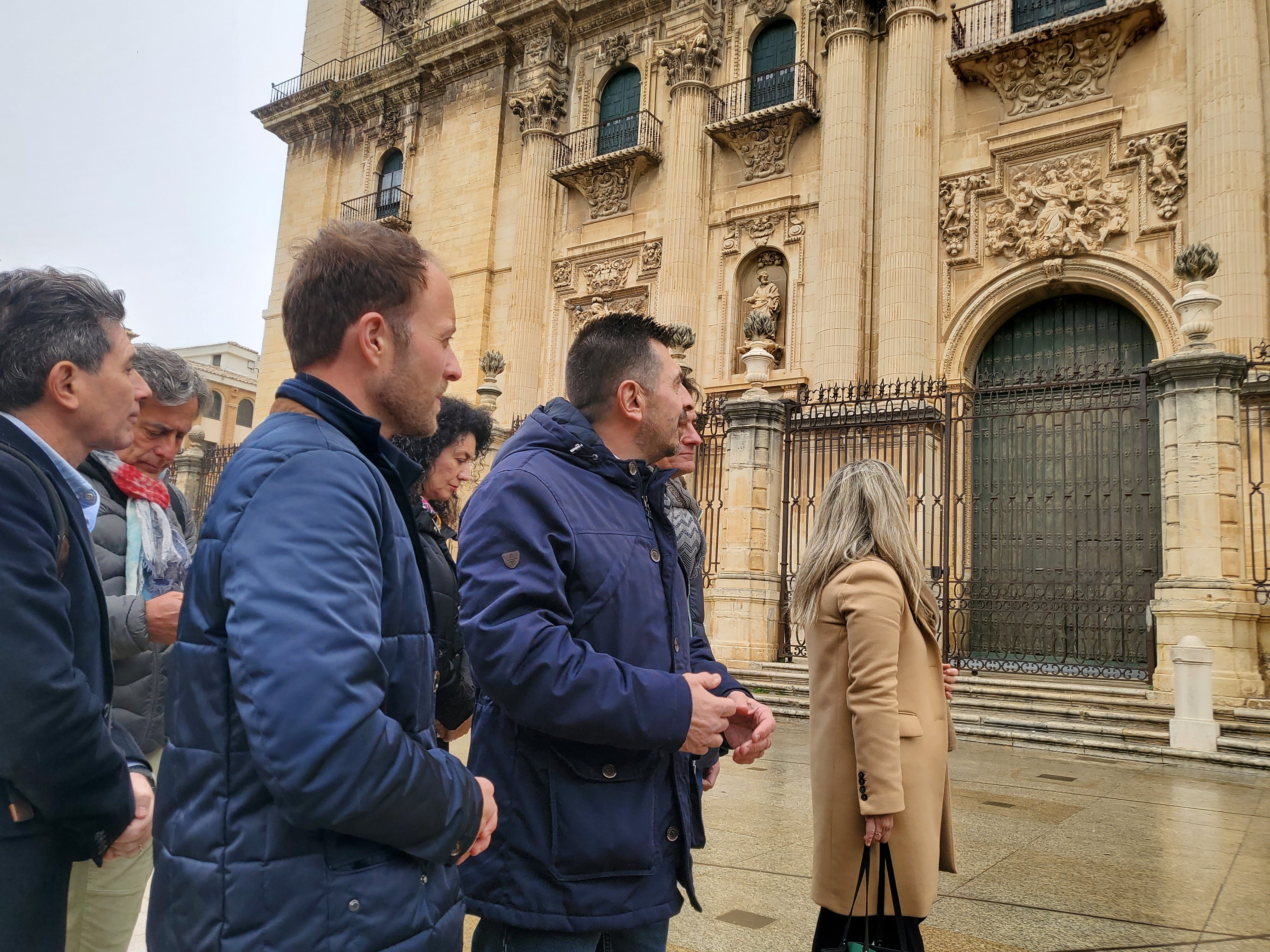 El portavoz del Grupo Popular en el Parlamento de Andalucía, Toni Martin, junto al presidente provincial y diputado autonómico del PP de Jaén, Erik Domínguez, y el candidato a la Alcaldía de la capital, Agustín González.