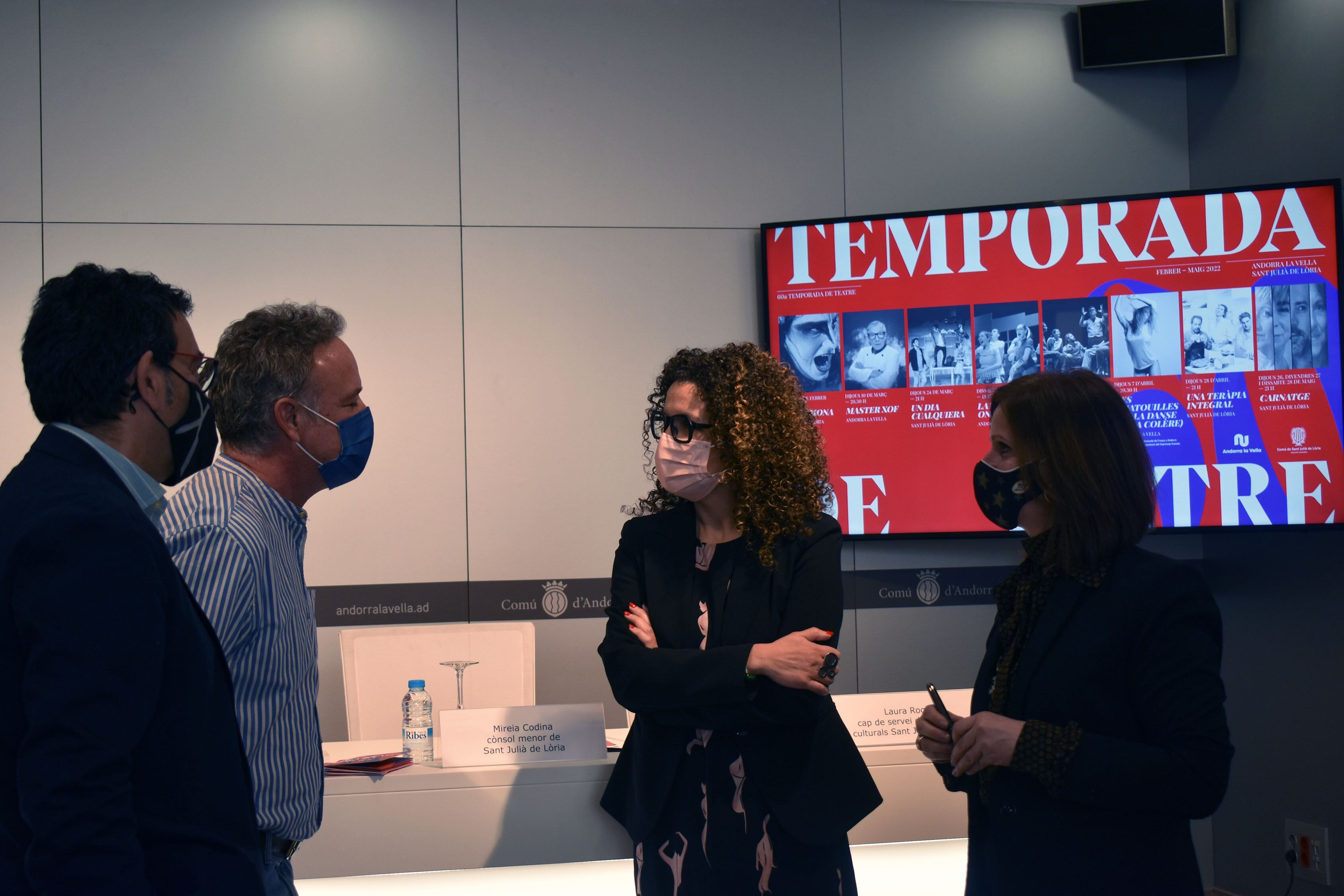 La cònsol menor de Sant Julià de Lòria, Mireia Codina, la cap de servei d'activitats culturals laurediana, Laura Rogé, el conseller de Cultura i Promoció Turística d'Andorra la Vella, Miquel Canturri, i el cap d'àrea de Cultura, Jan Cartes, comentant la programació de la 60a Temporada de Teatre conjunta de la capital i la parròquia laurediana abans d'iniciar la roda de premsa de presentació.