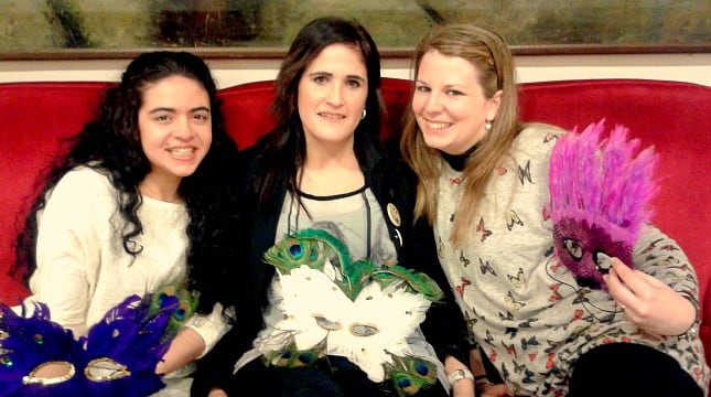 La Diosa Momo,en el centro,acompañada de su séquito