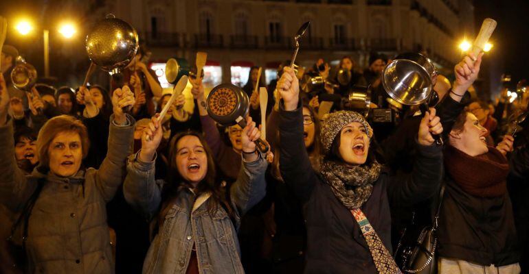 La Comisión 8M en la cacerolada en la Puerta del Sol, en Madrid