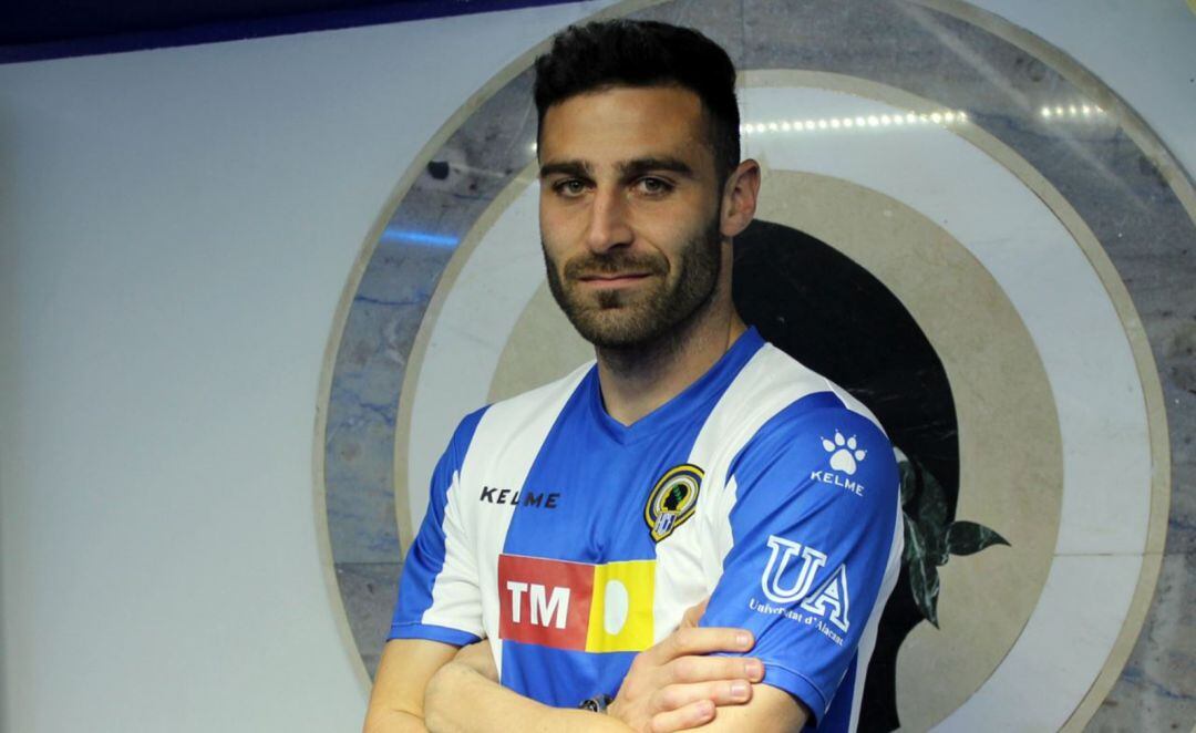 Benja, con la camiseta del Hércules CF