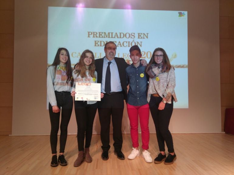 Abel Lázaro, del IES ‘Andrés Laguna’, de Segovia, que ha conseguido el premio en la especialidad de Edificación y Obra Civil, junto con el resto de premiados y el consejero de Educación.