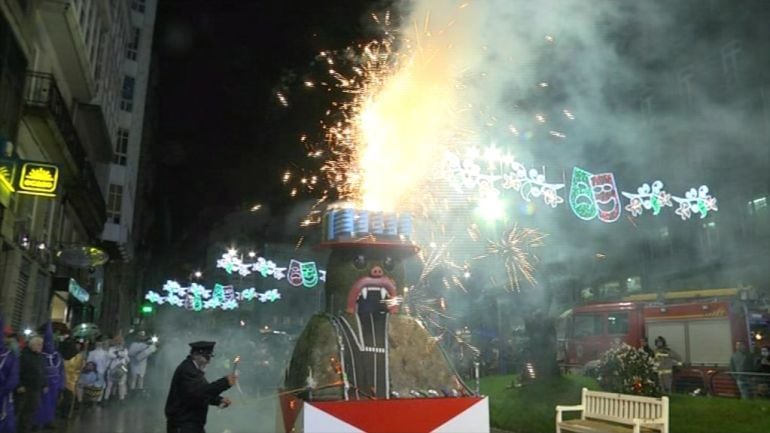 Este martes, Vigo ha realizado la quema tradicional del Meco con la representación del hospital Álvaro Cunqueiro.