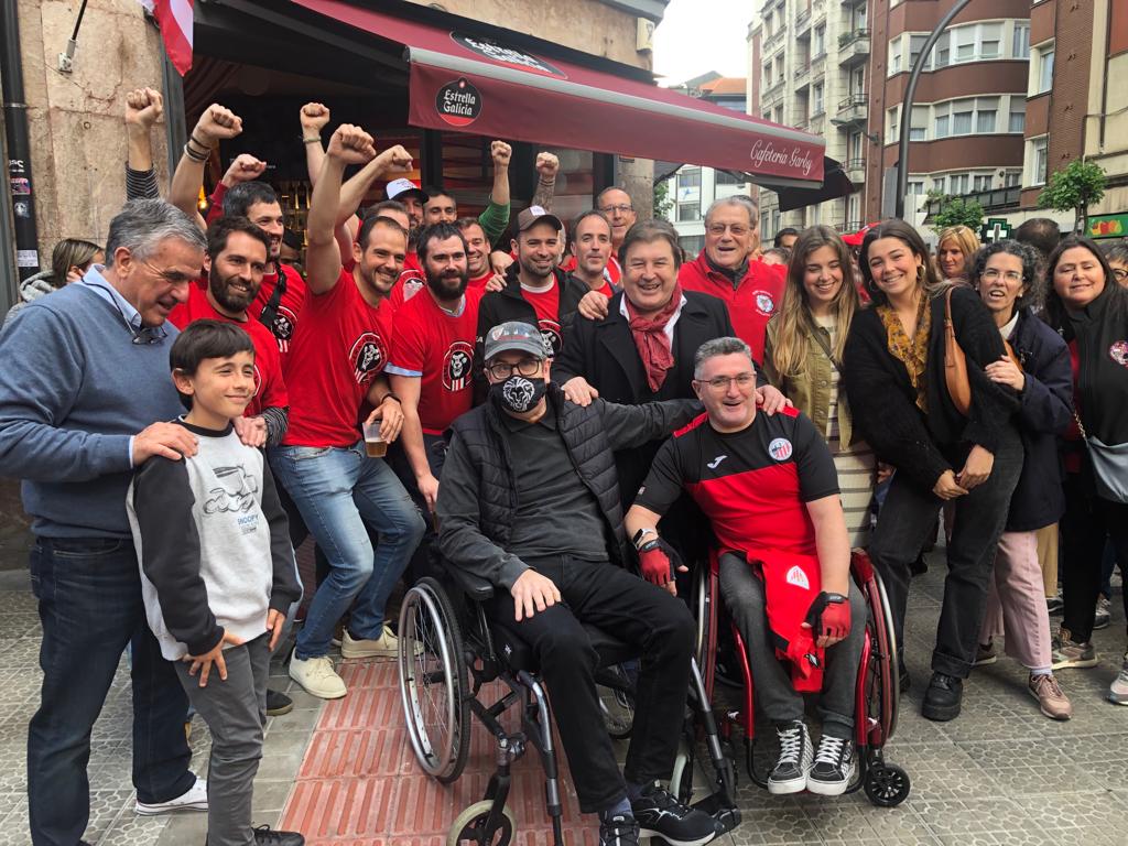 Kepa Junkera posa en la presentación de la peña Athletic Karajo