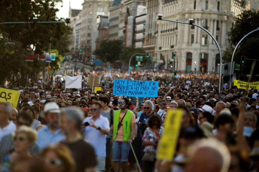 Vista general de la manifestación este sábado desde la plaza de Callao a Cibeles.