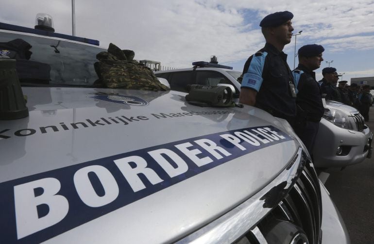 Policías de frontera durante la puesta en marcha oficial de la nueva Agencia Europea de Guardia de Fronteras y Costas en el puesto de control de Kapitan Andreevo, Bulgaria.