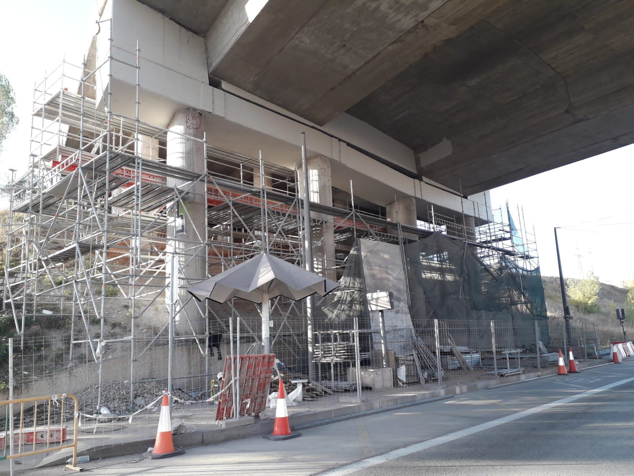 Viaducto en obras en la calle Timoteo Arnaiz en la circunvalación BU-11