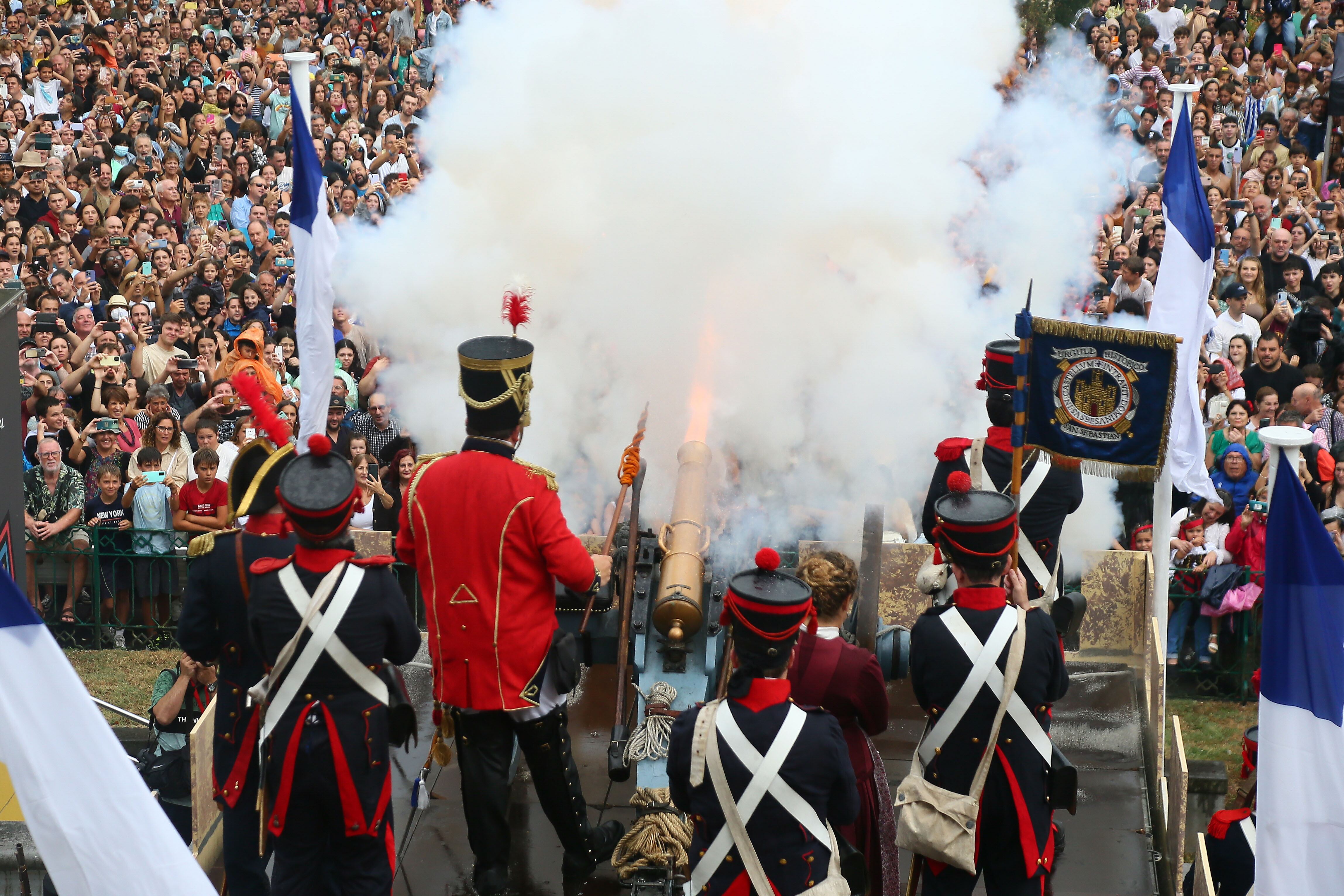 SAN SEBASTIÁN, 13/08/2022.- La Semana Grande de San Sebastián regresa al verano donostiarra, tras dos años de ausencia por la pandemia, con el estruendo del tradicional cañonazo, que dará inicio a un extenso programa festivo en el que retornan los actos multitudinarios como los conciertos y los fuegos artificiales sobre la bahía. EFE/Gorka Estrada.
