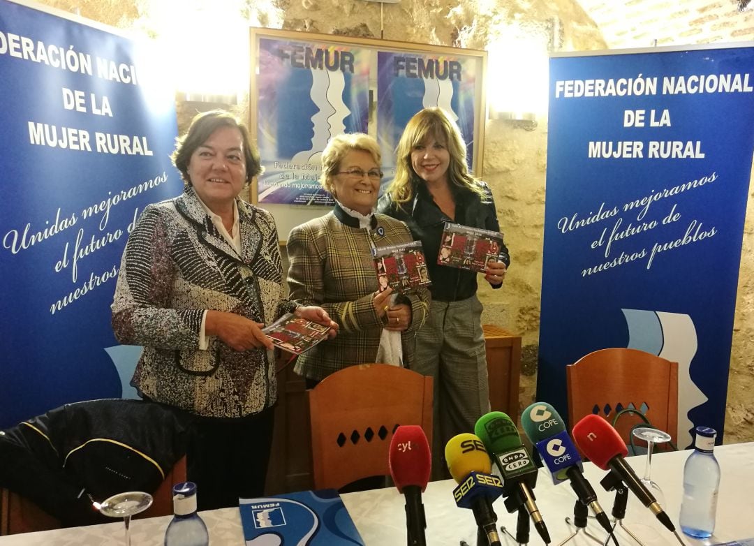 De izda a dcha. Elena García Gil, Juana Borrego y Belinda Washington durante la presentaciónde la XIII gala de la Mujer Rural  