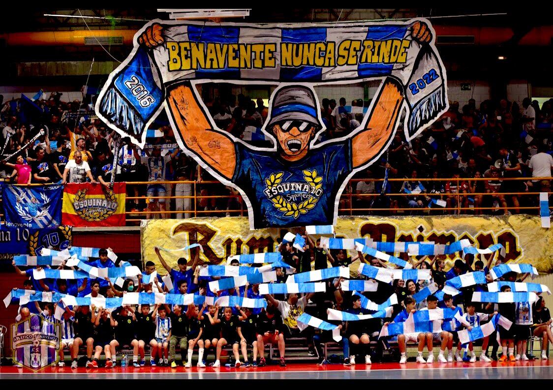 Afición blanquiazul antes de un encuentro.