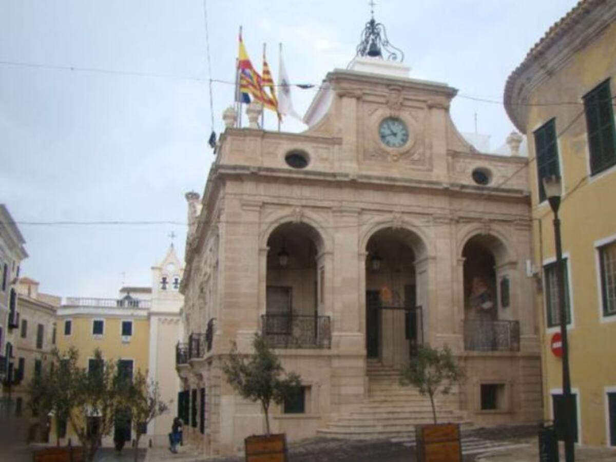 El Defensor del Pueblo pide a Maó que revise su política lingüística