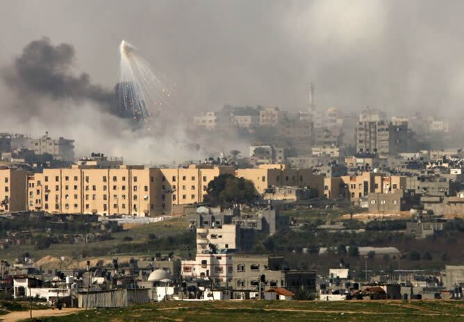 Los aviones israelíes despliegan cortinas de humo en Gaza para dar cobertura táctica a las tropas de infantería