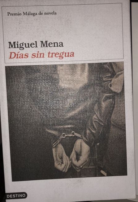 Ejemplar de la novela &quot;Días sin Tregua&quot;