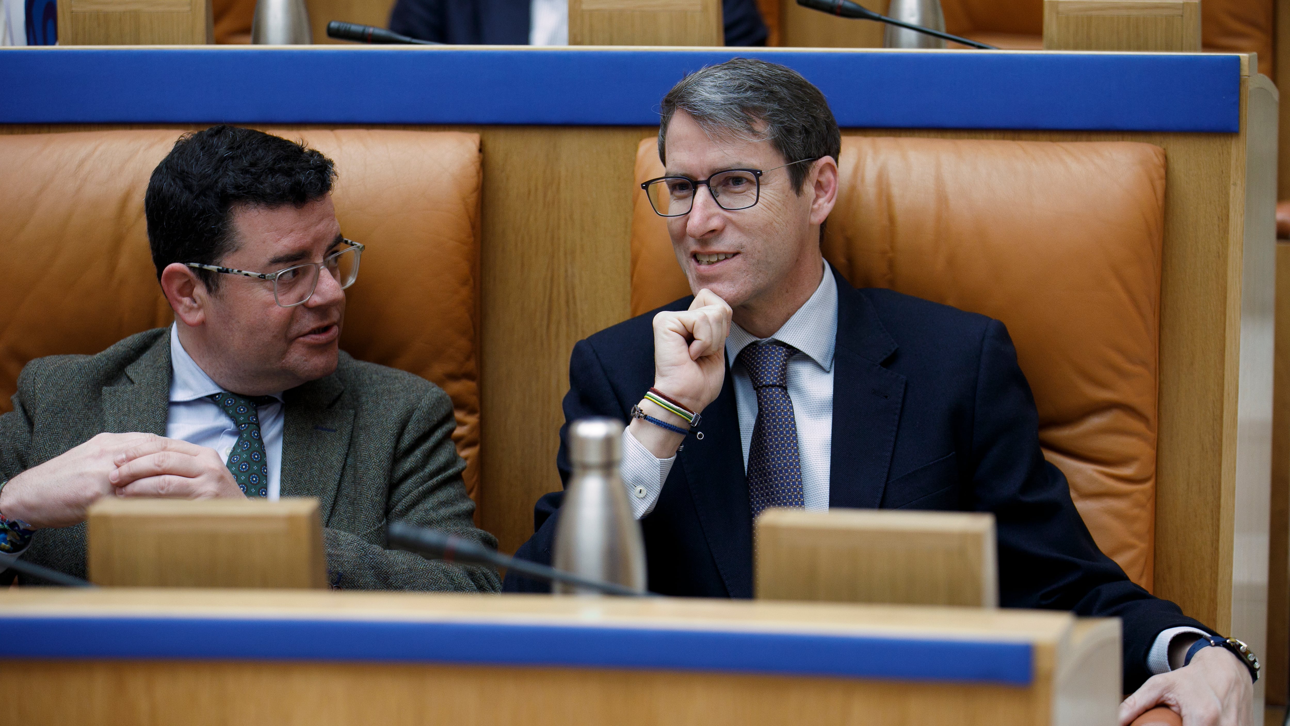 Gonzalo Capellán, presidente del Gobierno de La Rioja, junto al consejero de Hacienda y portavoz del Ejecutivo, Alfonso Domínguez.