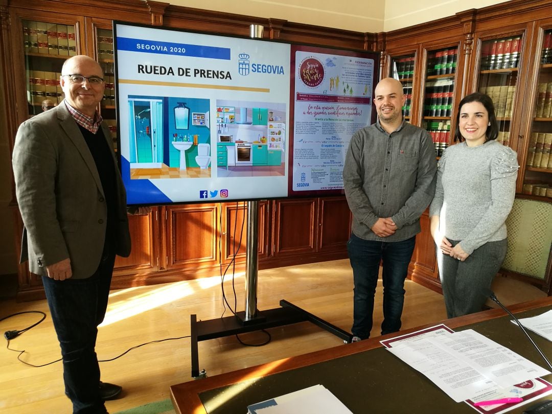 El coordinador del programa de educación ambiental Felipe Arroyo, junto al concejal de Medio Ámbiente Ángel Galindo y la responsable de la empresa Dinámica Sostenible Alicia Sánchez