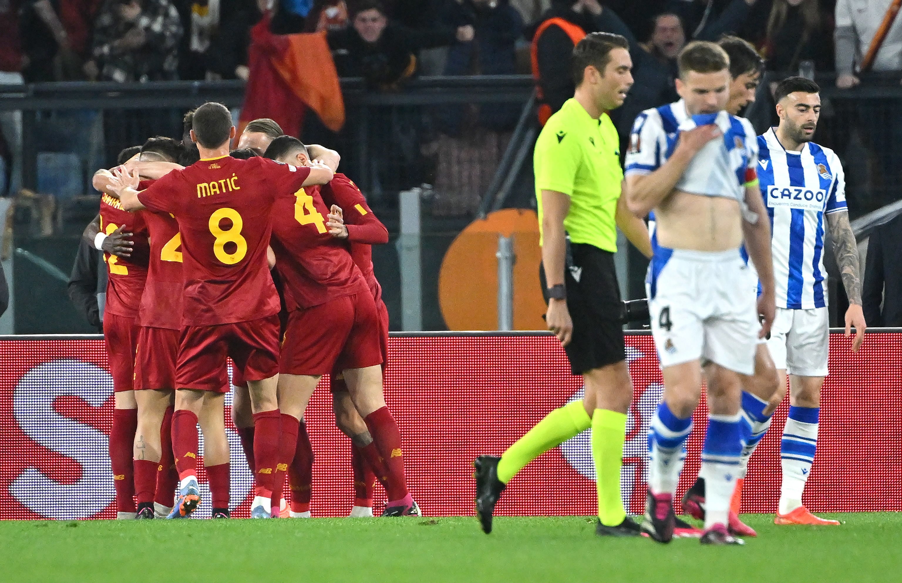 La Roma celebra uno de sus goles.