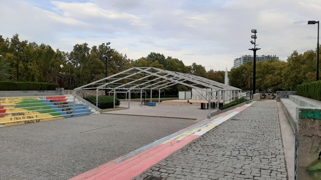 Estructura de la Carpa en el Parque Delicias, que se mantiene en este espacio tras las fiestas del barrio de principios de septiembre 