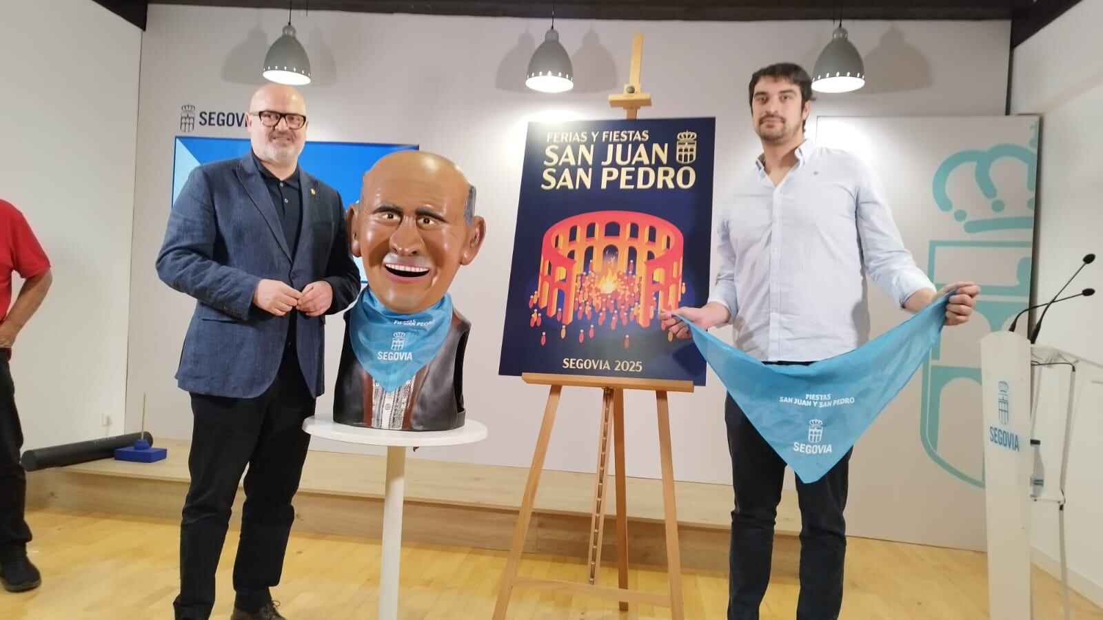 Presentación del cartel, pañuelo y cabezudo