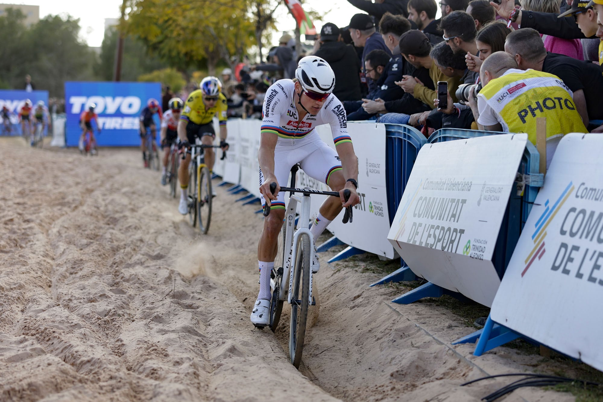 Mathieu Van der Poel con el maillot de campeón del mundo en Benidorm