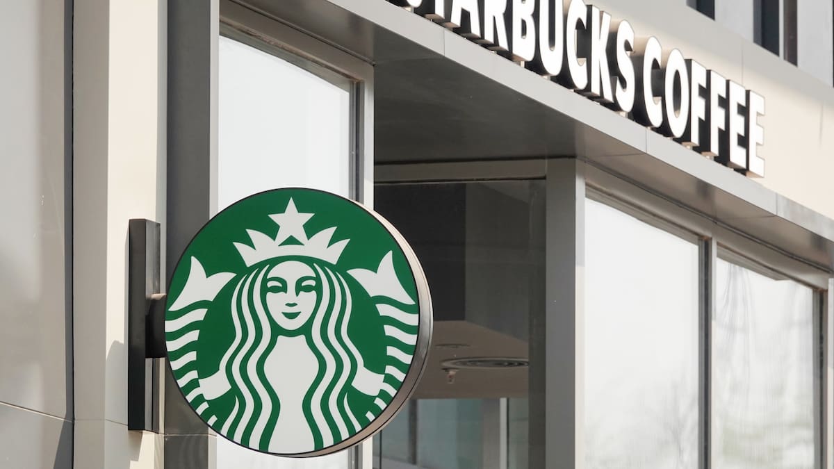 Esta es la estrategia del nuevo CEO de Starbucks para recuperar su esencia