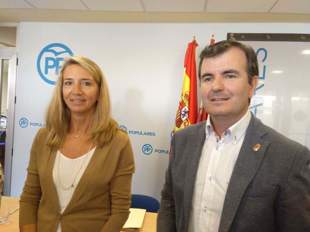 La diputada Alicia García junto al senador Juan Pablo Martín en la sede del PP de Ávila