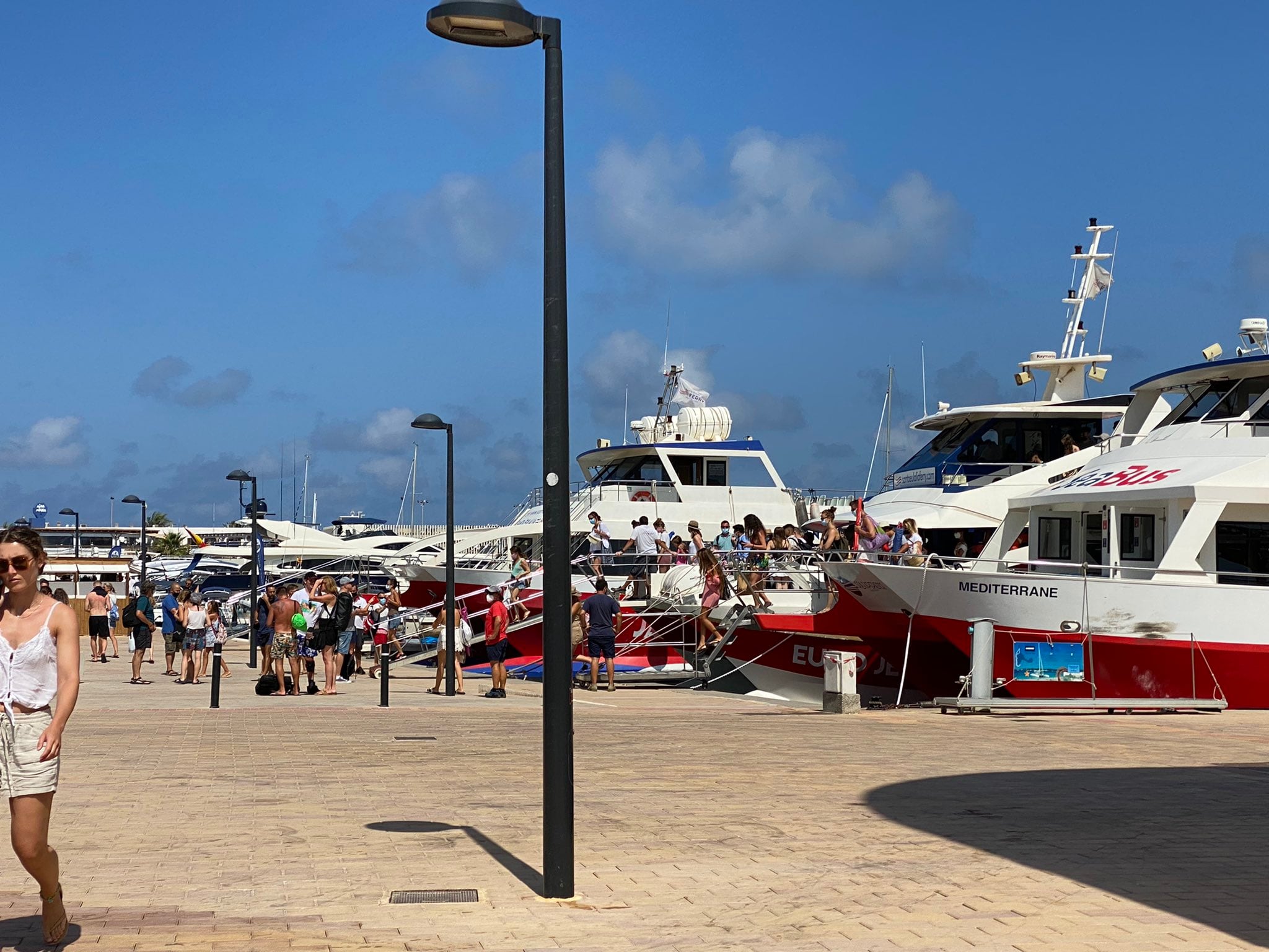 Imagen de archivo de  barcos que realizan excursiones turísticas en el puerto de la Savina