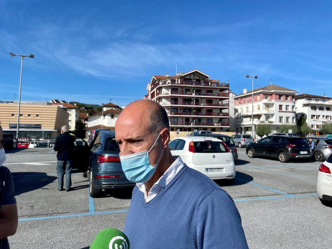 Kalixa Silanes, concejal de Movilidad, anunciando el paréntesis en el proyecto de Portua Auzoa. 