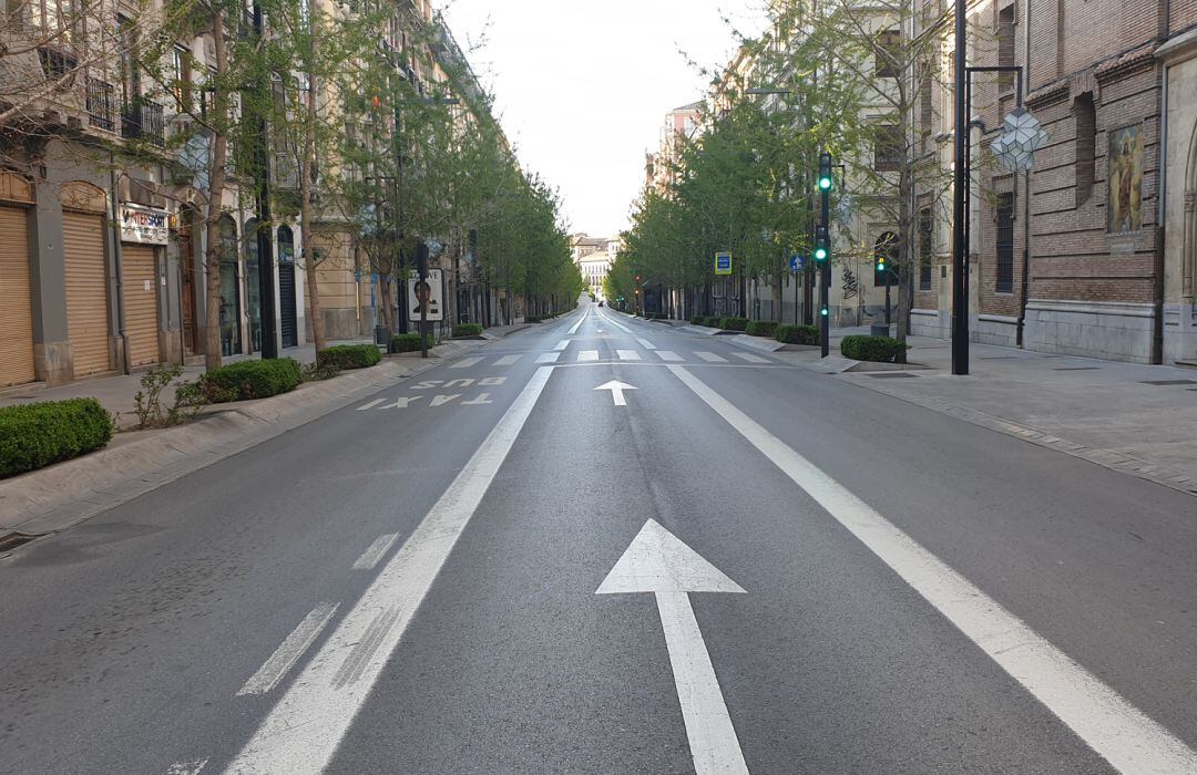 La Gran Vía de Granada, desierta el pasado mes de abril durante el estado de alarma por la primera ola de la covid-19