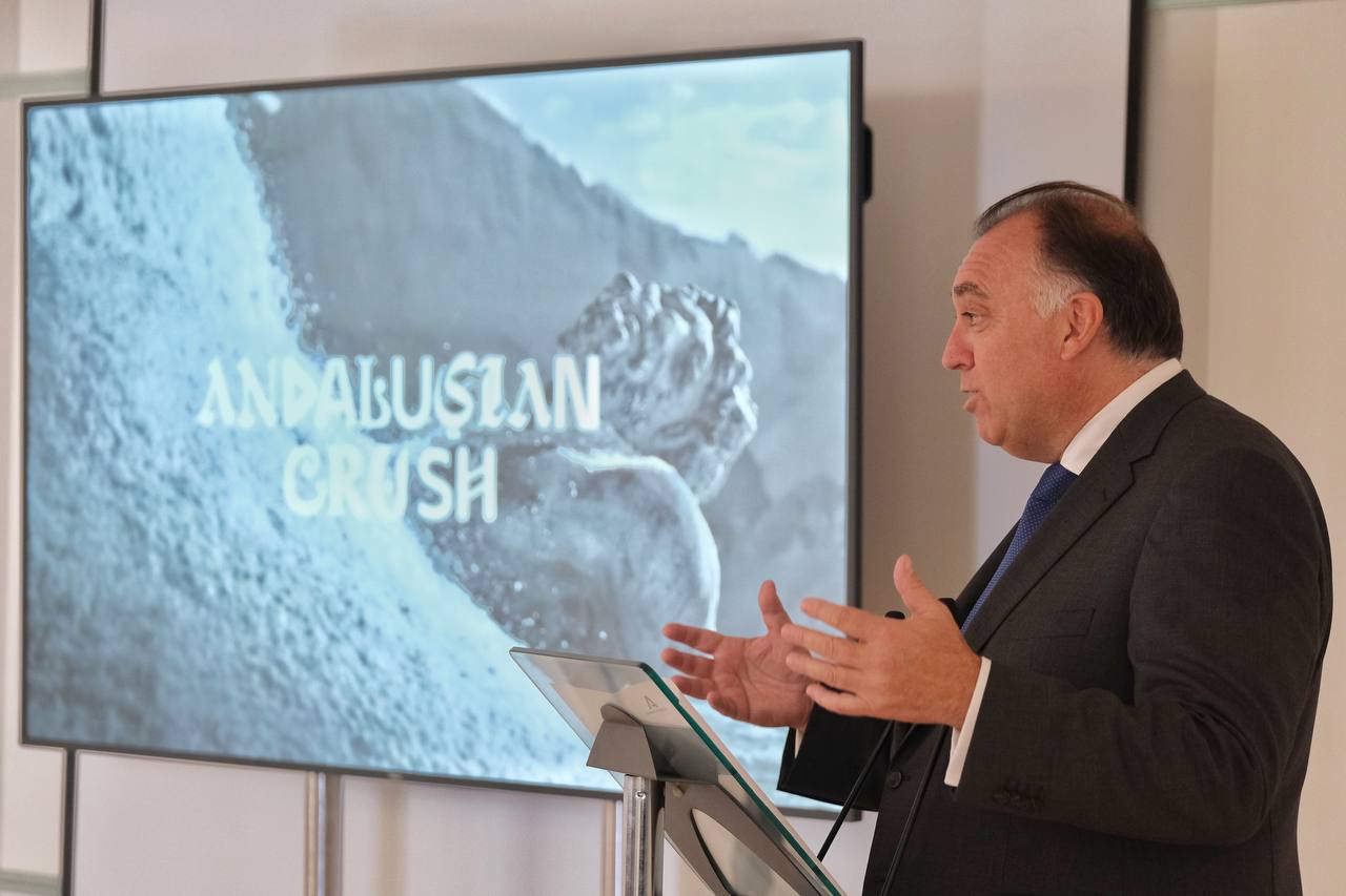 El consejero de Turismo, Cultura y Deporte, Arturo Bernal, presentando la nueva campaña de la WTM de Londres