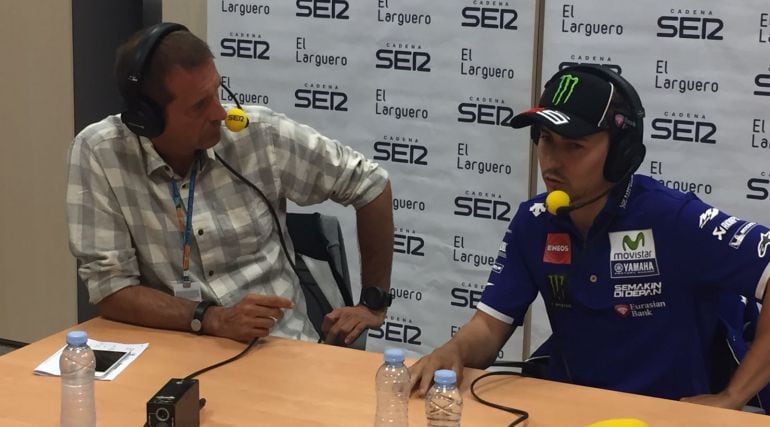 Jorge Lorenzo charla con Manu Carreño en MotorLand