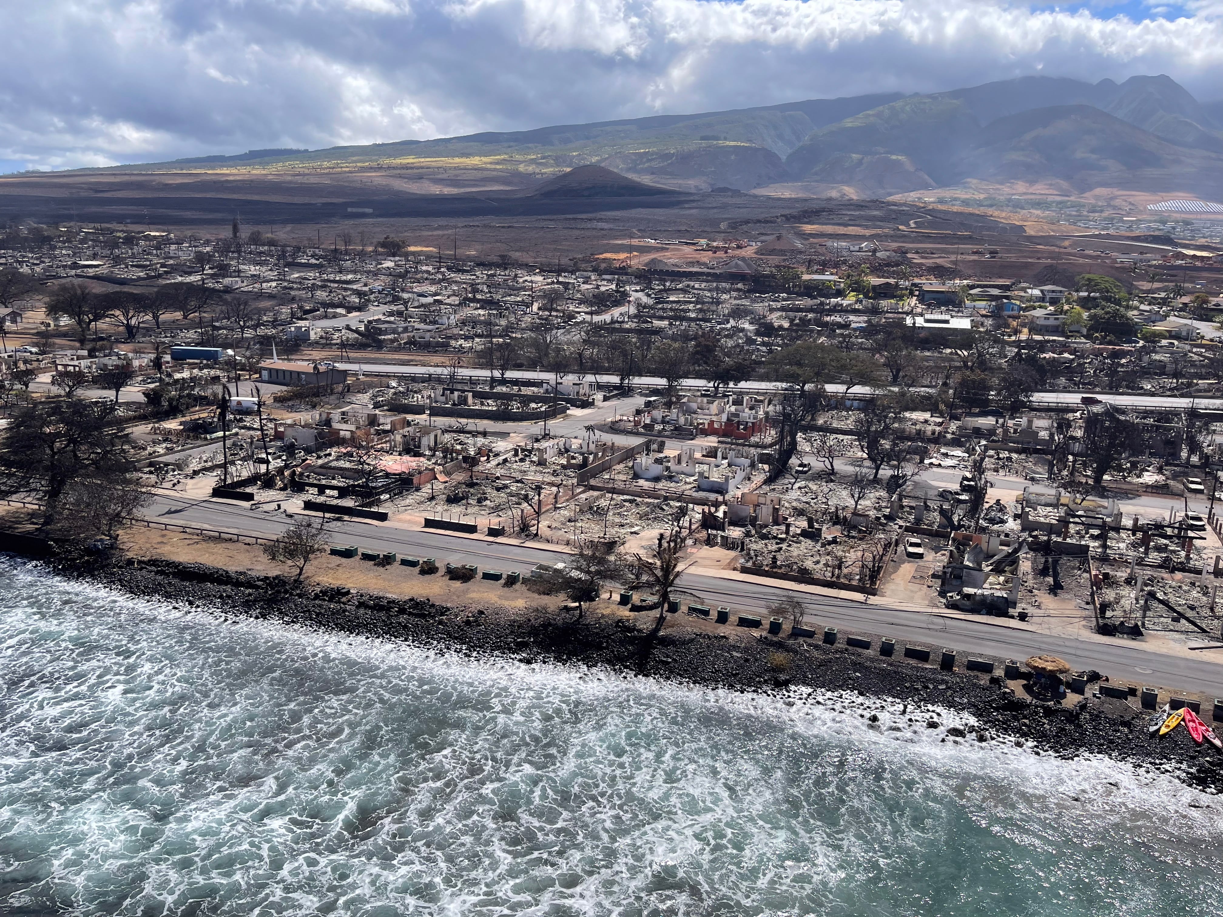 Fotografía aérea de una zona de la hawaiana isla de Maui especialmente afectada por las llamas