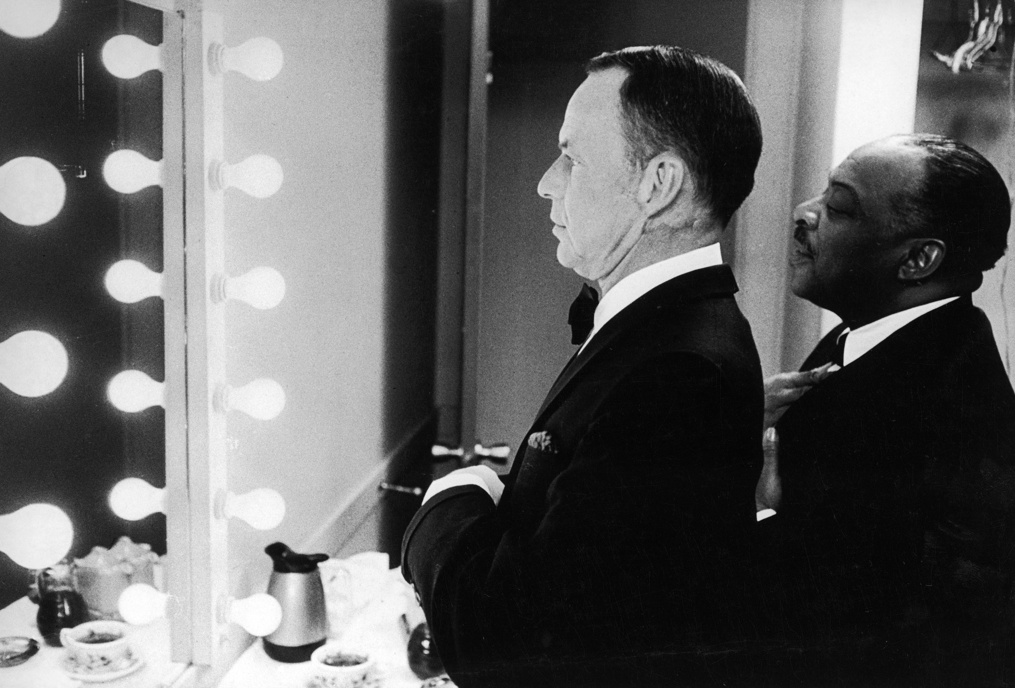 Frank Sinatra y Count Basie posan en una foto de los años sesenta