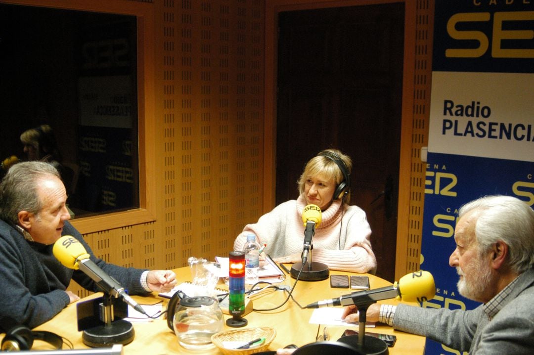 Álvaro Valverde (izq), Inma Salguero (centro) y Francisco Valverde (dcha) en el programa Extremadura a dos