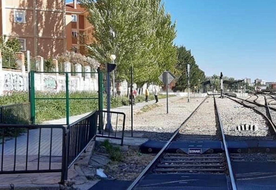 La verja impide el paso peatonal a la estación desde el paso a nivel