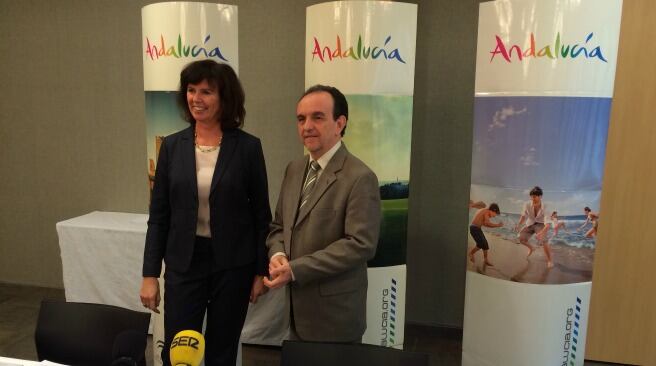 Dorothea Hohn, directora de Global Communications, junto al consejero de Turismo, Rafael Rodríguez este martes en Berlín