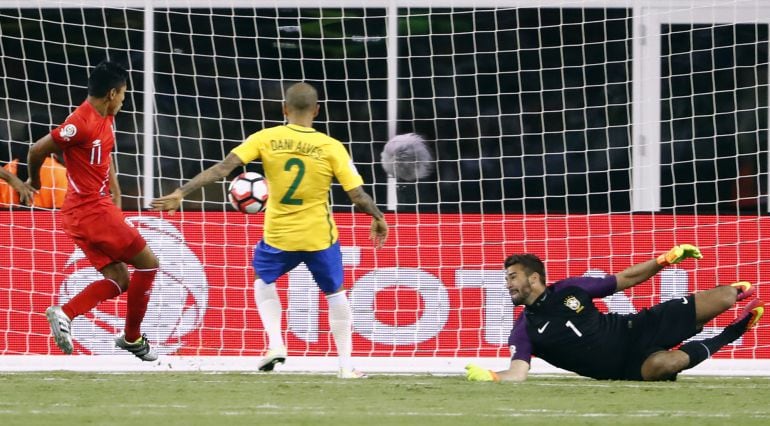 Ruídiaz marca con la mano el gol que deja fuera de los cuartos de final de la Copa América a Brasil.